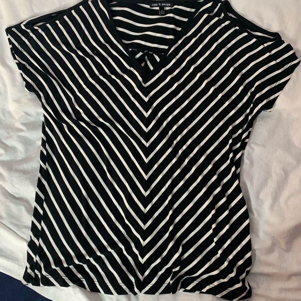 Cable & Gauge cold shoulder top M cap sleeves